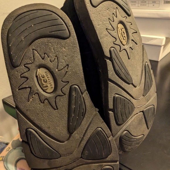 Uggs with embroidery - Picture 2 of 3